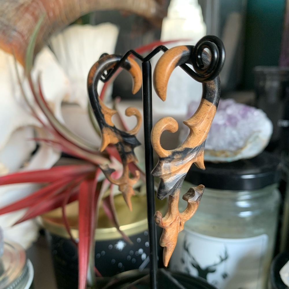 Esoteric Body 4g hand carved tiger ebony wood hanging earrings